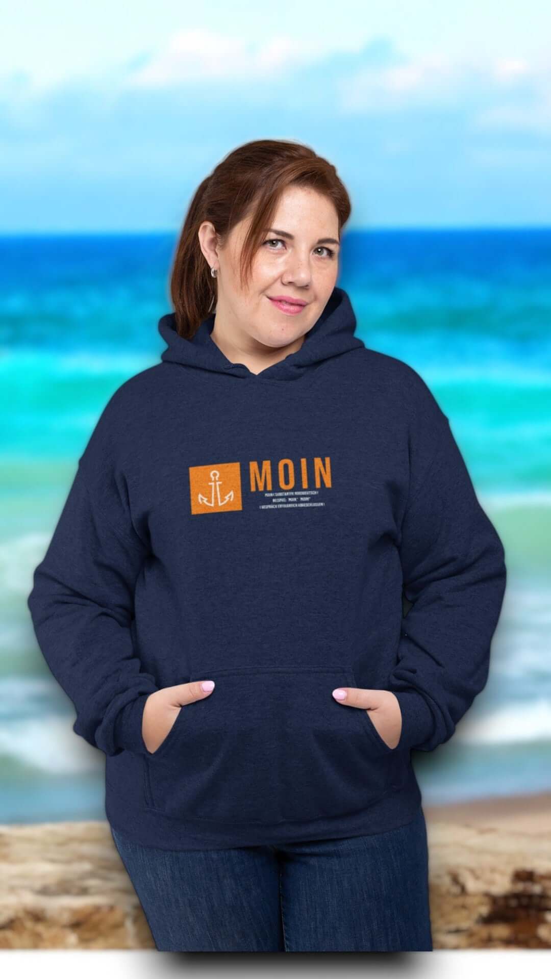 junge-Frau-vor-dem-meer-im-blauen-damen-moin-hoodie