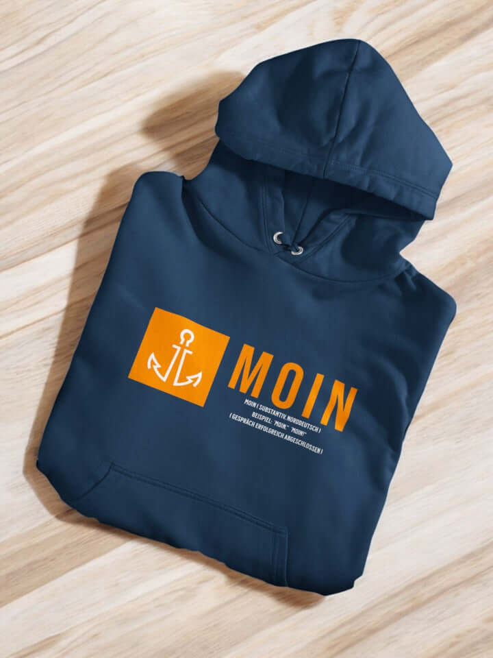 moin hoodie in blau auf einer holzfläche